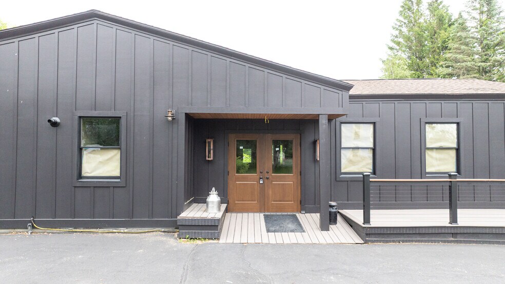 More Photos Of 137 Longwoods Rd, Cumberland Restaurant For Lease