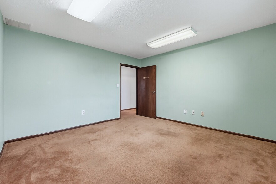More Photos Of 3201 E Center St, Warsaw Office For Sale