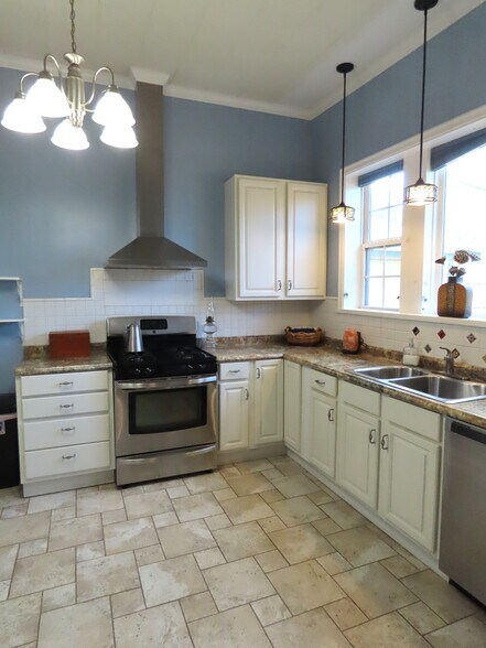 More Photos Of 1923 S Beckham Ave, Tyler Office Residential For Lease