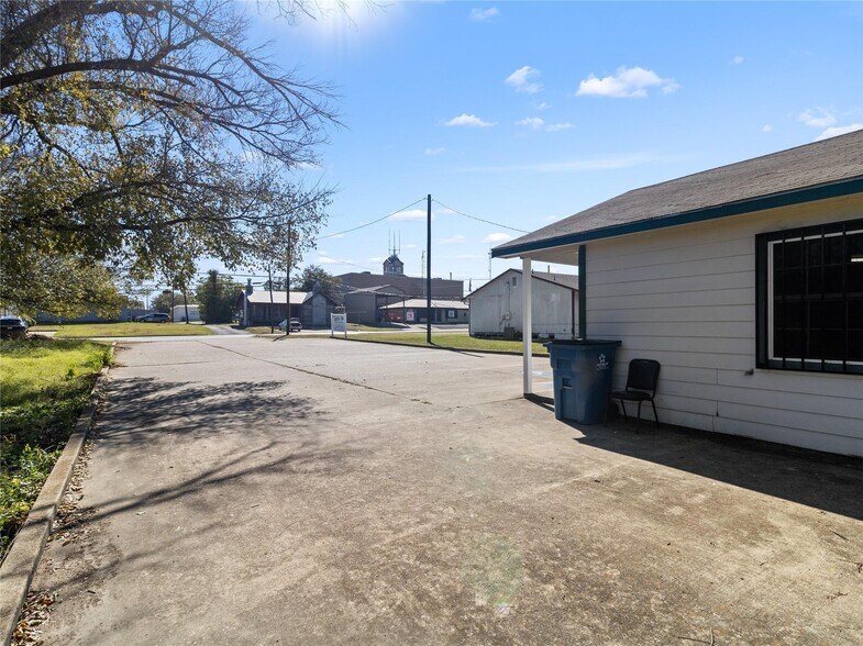 More Photos Of 208 W 1st Ave, Corsicana General Retail For Sale