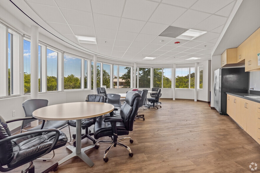 More Photos Of 555 S Independence Blvd, Virginia Beach Office For Lease