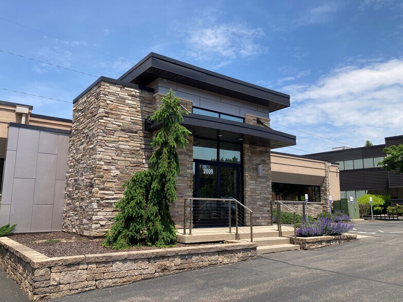 More Photos Of 2009 W Beltline Hwy, Madison Office For Lease