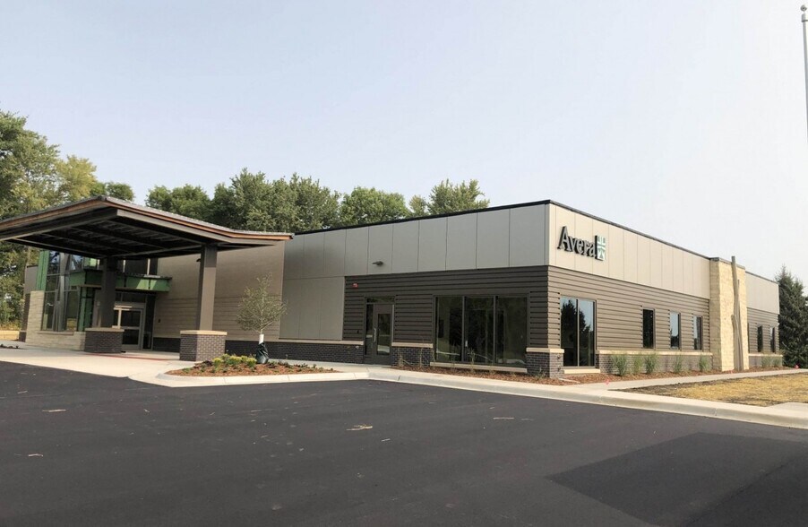 Primary Photo Of 2020 Hospital Dr, Windom Healthcare For Sale