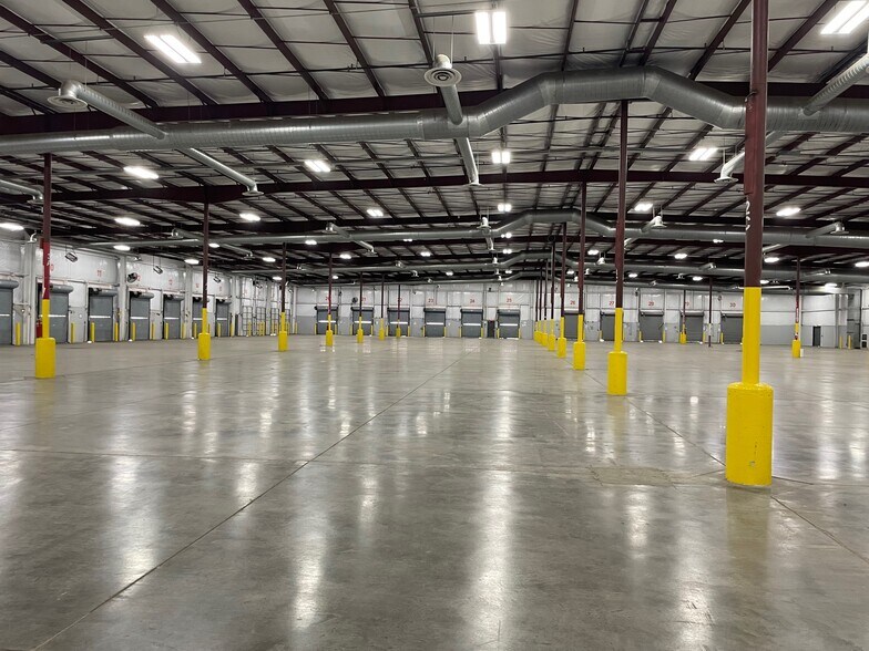 More Photos Of 640 N Northpark Dr, Clinton Warehouse For Lease