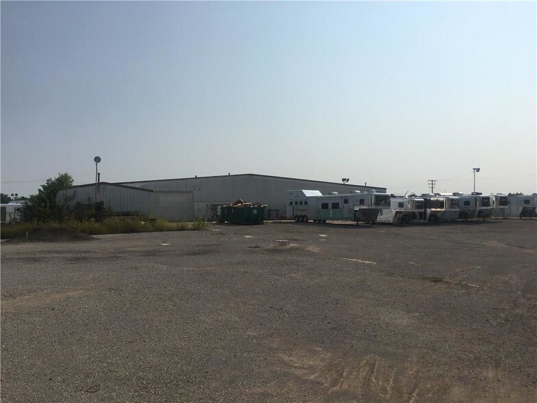 More Photos Of 1515 E Main St, Yukon Industrial For Sale