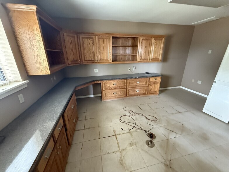 More Photos Of 743 W US Highway 70, Plainview Industrial For Sale