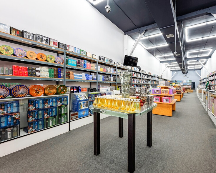 More Photos Of 525 S Broadway, Los Angeles Storefront For Lease