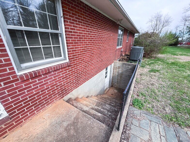 More Photos Of 1001 E Lynchburg Salem Tpke, Bedford Office For Sale