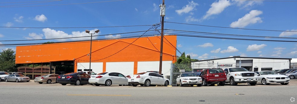 More Photos Of 11603-11607 Denton Dr, Dallas Showroom For Sale