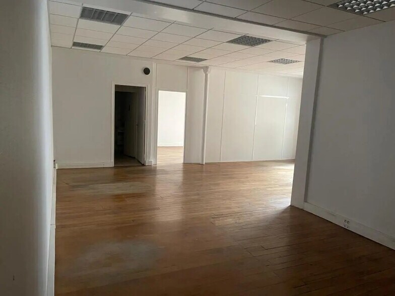 More Photos Of 21 Rue Viète, Paris Office For Sale