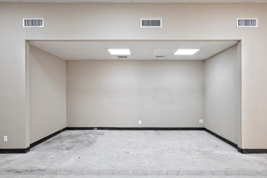 More Photos Of 8200 Windway Dr, Windcrest Medical For Lease