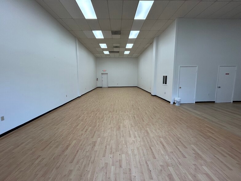 More Photos Of 713-741 Cady Dr, Fort Washington Storefront Retail Office For Lease