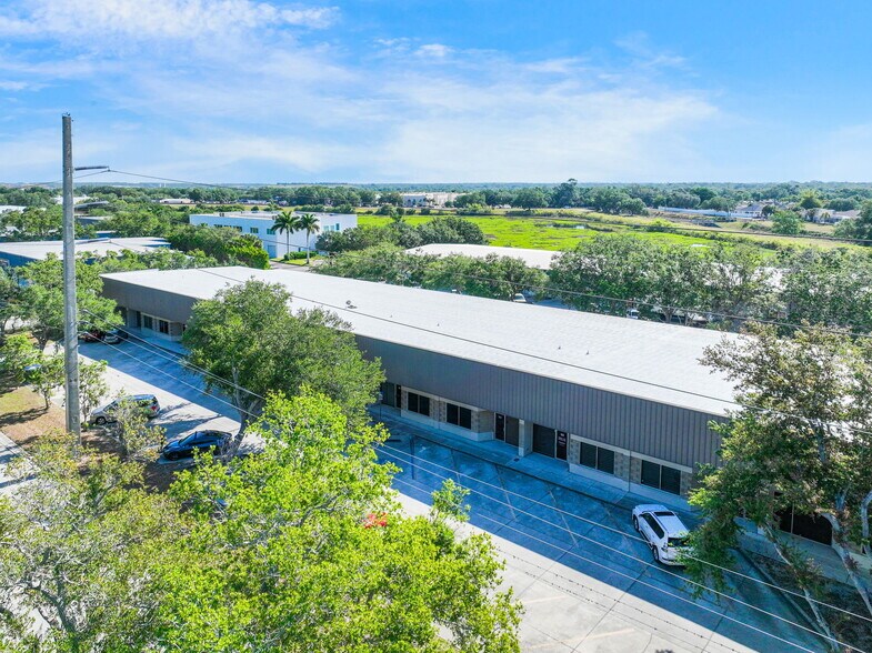 More Photos Of 2427 Porter Lake Dr, Sarasota Flex For Sale