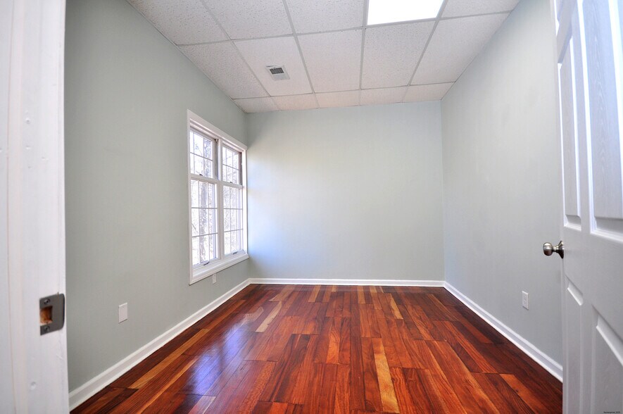 More Photos Of 75 Berlin Rd, Cromwell Medical For Lease