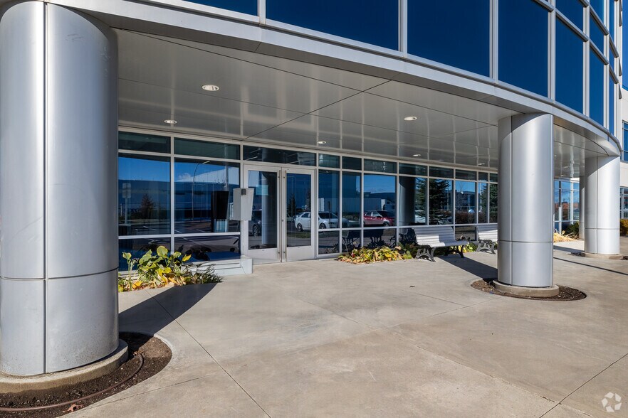 More Photos Of 4915 Rue Louis B Mayer, Laval Warehouse For Lease