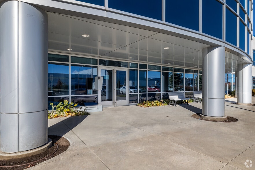 More Photos Of 4915 Rue Louis B Mayer, Laval Warehouse For Lease