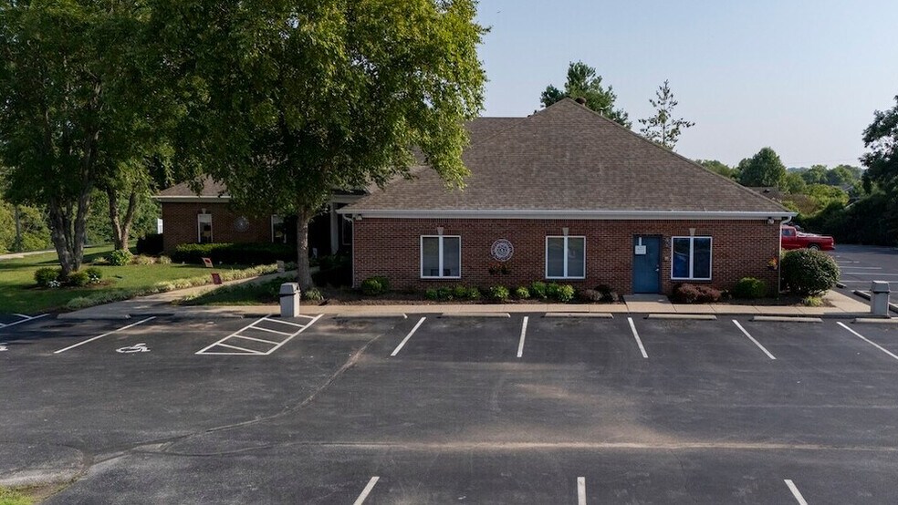 More Photos Of 71 Mack Walters Rd, Shelbyville Medical For Lease