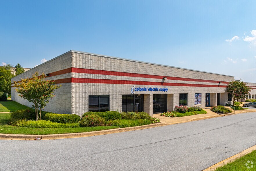 More Photos Of 88-120 Quigley Blvd, New Castle Showroom For Lease