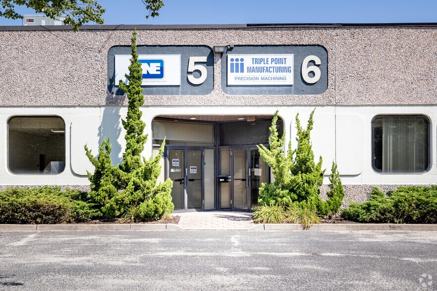 More Photos Of 1371 Church St, Bohemia Manufacturing For Lease