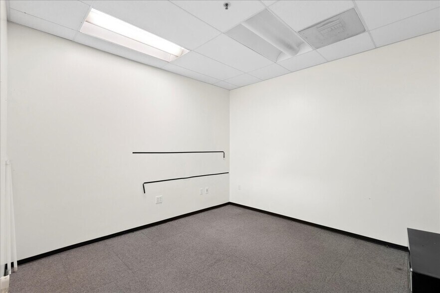 More Photos Of 482 W MacArthur Blvd, Oakland Medical For Sale