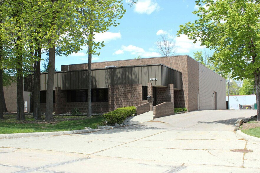 More Photos Of 23192 Commerce Dr, Farmington Hills Light Manufacturing For Lease