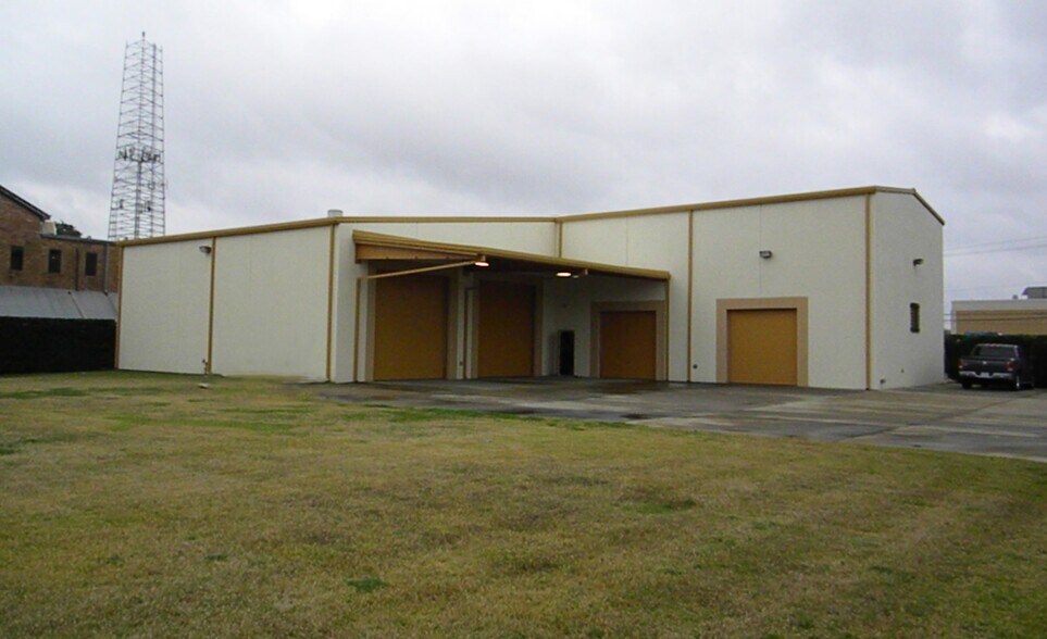 Primary Photo Of 6305 Beverlyhill St, Houston Warehouse For Sale