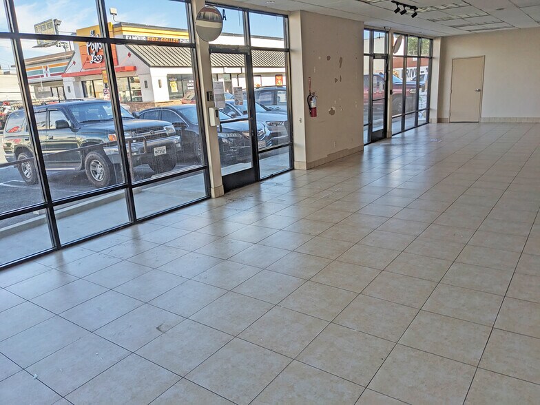 More Photos Of 6740 Reseda Blvd, Reseda Unknown For Lease