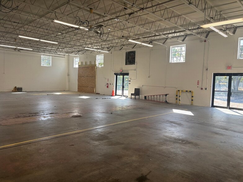 More Photos Of 3350 Pawtucket Ave, East Providence Manufacturing For Lease
