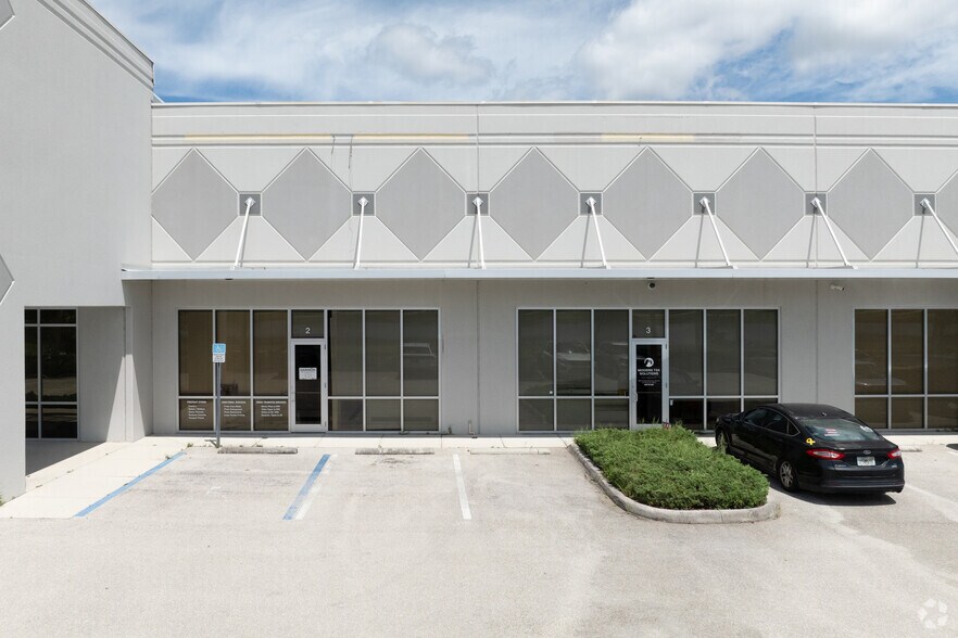 More Photos Of 5661 Independence Cir, Fort Myers Showroom For Lease