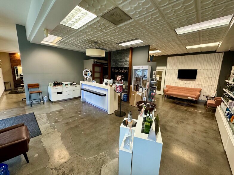 More Photos Of 205 W 6th St, Vancouver Convenience Store For Lease