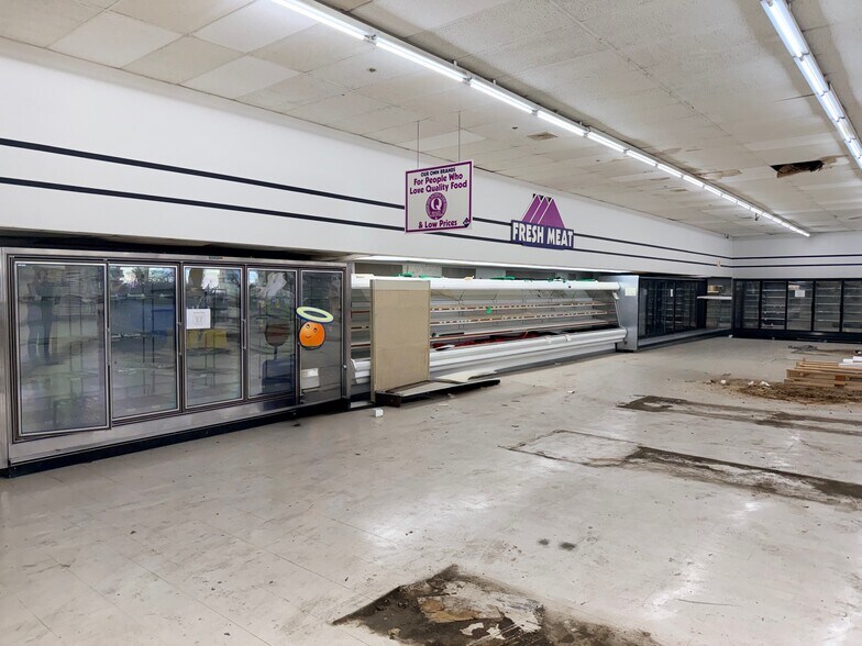 More Photos Of 1100 N Douglass St, Malden General Retail For Sale