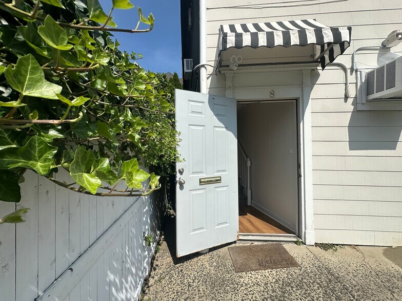 More Photos Of 115 Mason St, Greenwich Freestanding For Lease