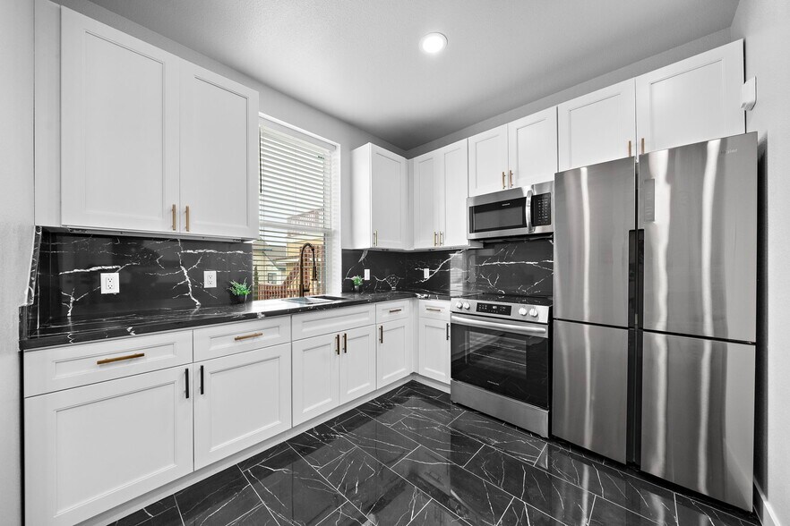 Primary Photo Of 801 Broadway St, Galveston Apartments For Sale