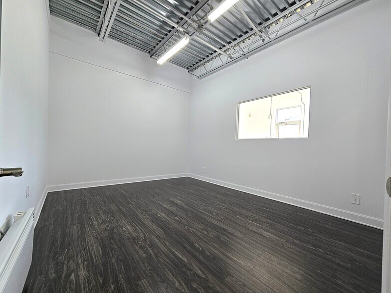 More Photos Of 557-577 Boul du Curé-Boivin, Boisbriand Warehouse For Sale