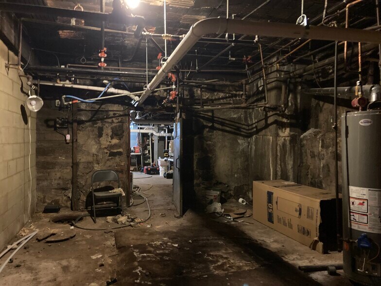 More Photos Of 2023 W Superior St, Duluth Storefront Retail Residential For Sale
