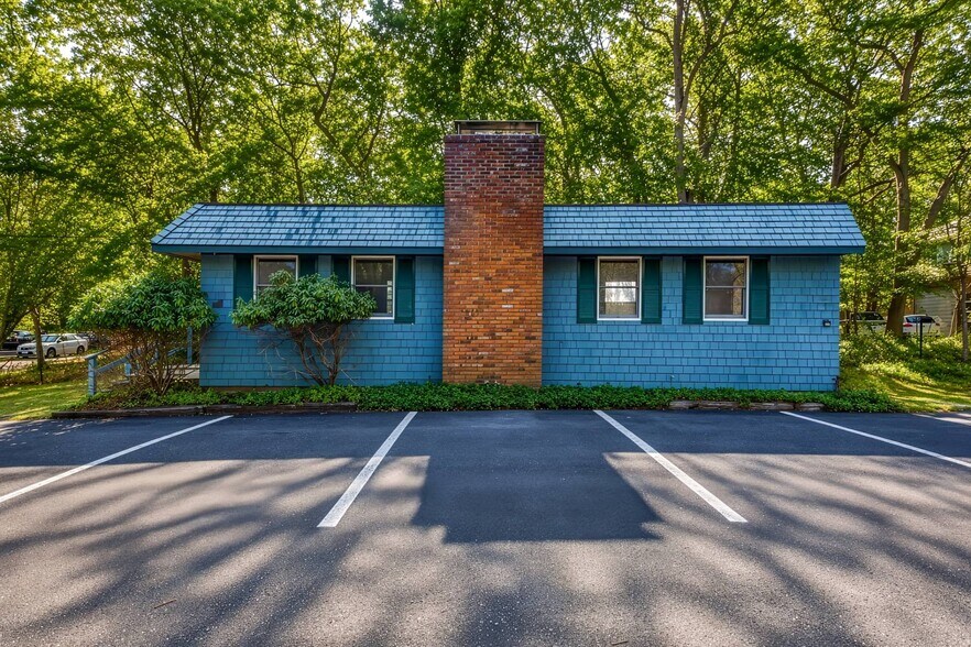 More Photos Of 512 Three Mile Harbor Hog Creek Hwy, East Hampton Loft Creative Space For Lease