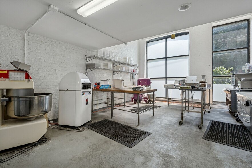 More Photos Of 942-944 W Huron St, Chicago General Retail For Sale