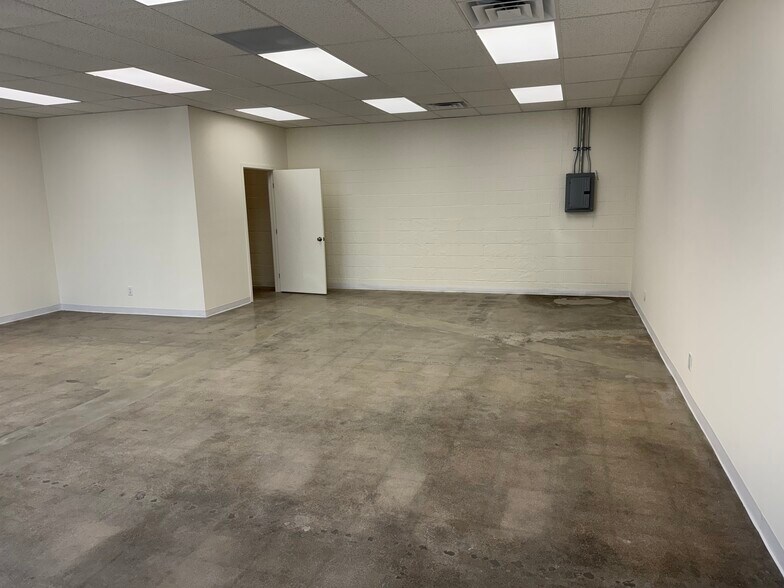 More Photos Of 21317 Devonshire St, Chatsworth Freestanding For Lease