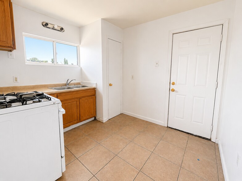 More Photos Of 1907 S J St, Bakersfield Multifamily For Sale