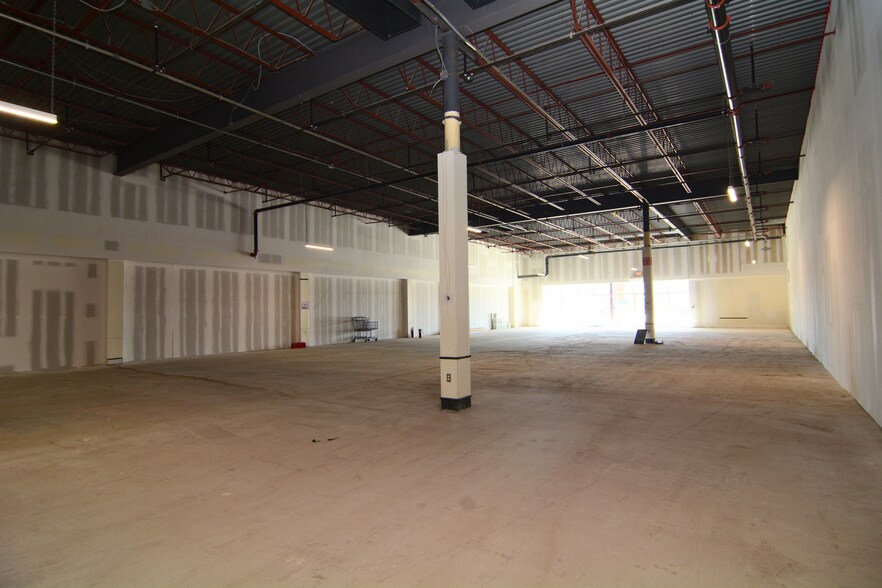More Photos Of 1080-1140 Old Country Rd, Riverhead Unknown For Lease