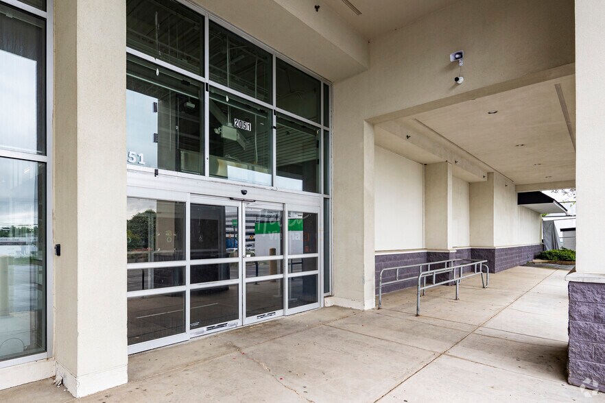 More Photos Of 2051 Chain Bridge Rd, Vienna Freestanding For Lease