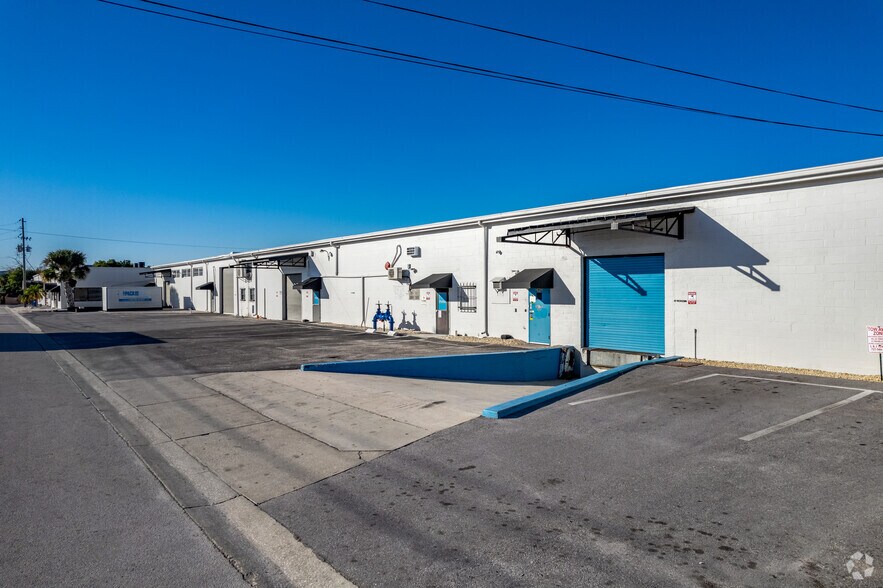 More Photos Of 2442 N 23rd St, Saint Petersburg Light Distribution For Lease