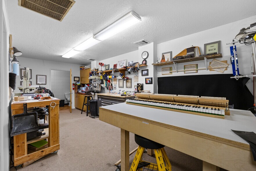 More Photos Of 744 S Grape St, Medford Industrial For Sale