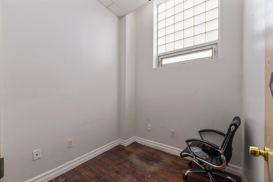 More Photos Of 12419 Metropolitan Ave, Kew Gardens General Retail For Lease