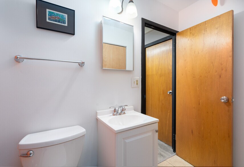 More Photos Of 3100 S Oak Park Ave, Berwyn Office For Sale