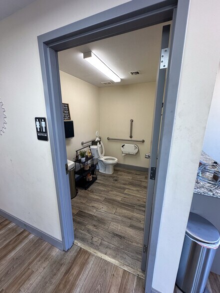 More Photos Of 7760 N Lindbergh Blvd, Hazelwood Auto Repair For Sale