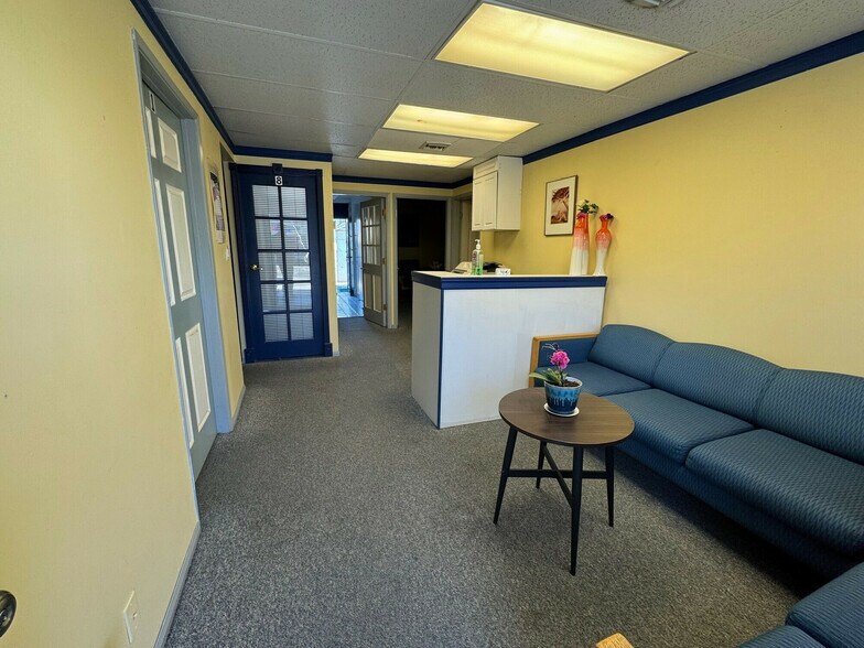 More Photos Of 7049 Owensmouth Ave, Canoga Park Medical For Lease
