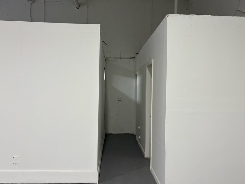 More Photos Of 7004-7018 SW 4th St, Miami Warehouse For Lease