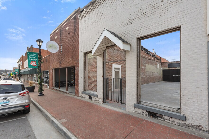 More Photos Of 218 N Main St, Beaver Dam General Retail For Sale