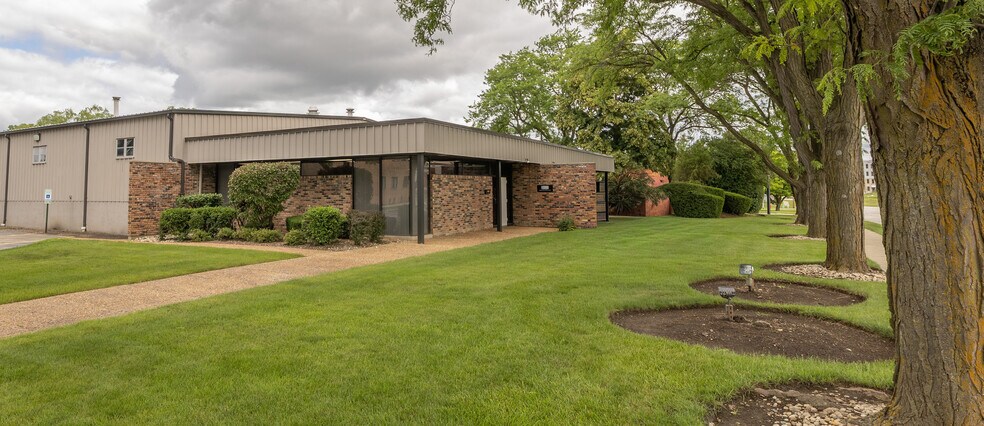 Primary Photo Of 450 S Wheeling Rd, Wheeling Flex For Sale